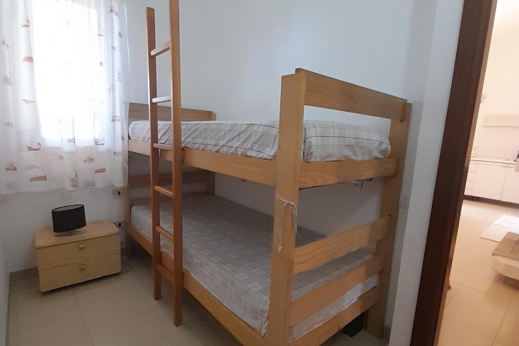 ein Schlafzimmer mit Etagenbett des Ferienhauses Vivi, Costa Rei - meer sardinien urlaub