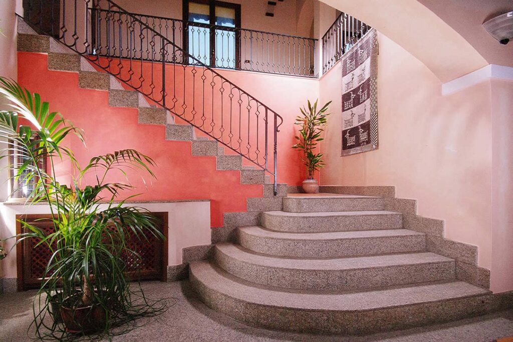 einer der Treppen zu den Zimmern der oberen Etage, Hotel La Torre bei Barisardo - meer sardinien urlaub