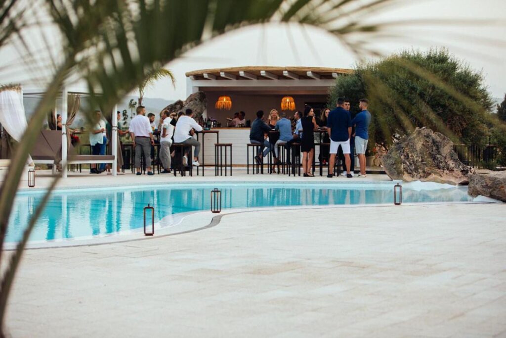 An der Poolbar chillen - Hotels Su Entu Sardinian Country Club, Olbia - meer sardinien urlaub