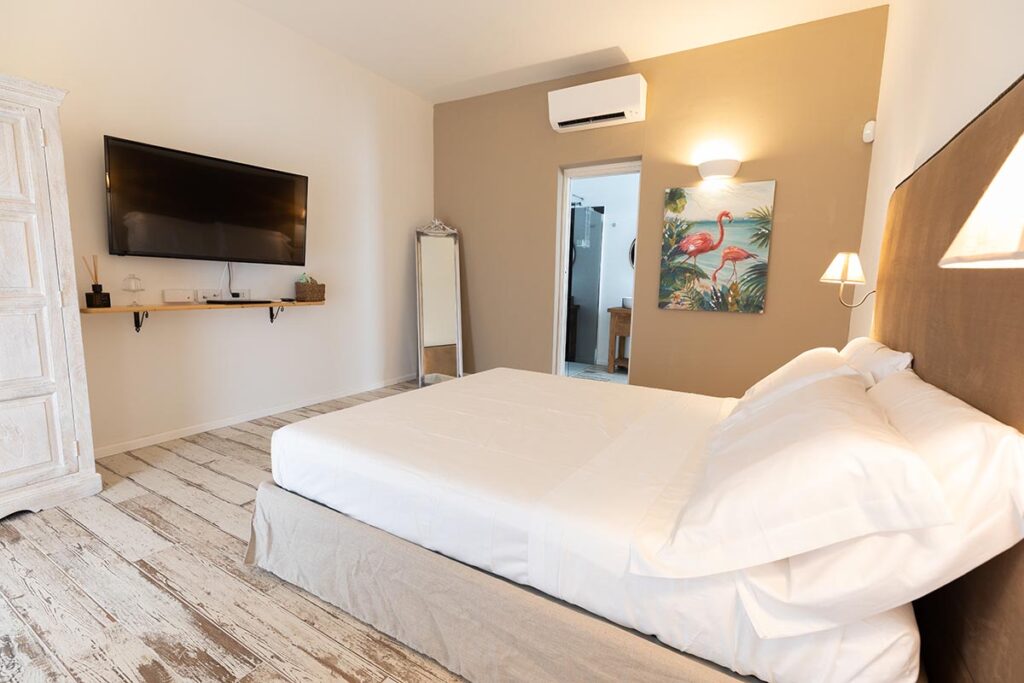 Blick in das Schlafzimmer der Suite 111 des Hotels Su Entu Sardinian Country Club, Olbia - meer sardinien urlaub