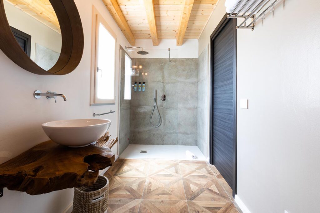 Das Badezimmer der Suite King Room Pool View 101 des Hotels Su Entu Sardinian Country Club, Olbia - meer sardinien urlaub