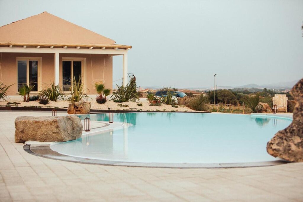 Die Suite-Zimmer am Pool des Hotels Su Entu Sardinian Country Club, Olbia - meer sardinien urlaub