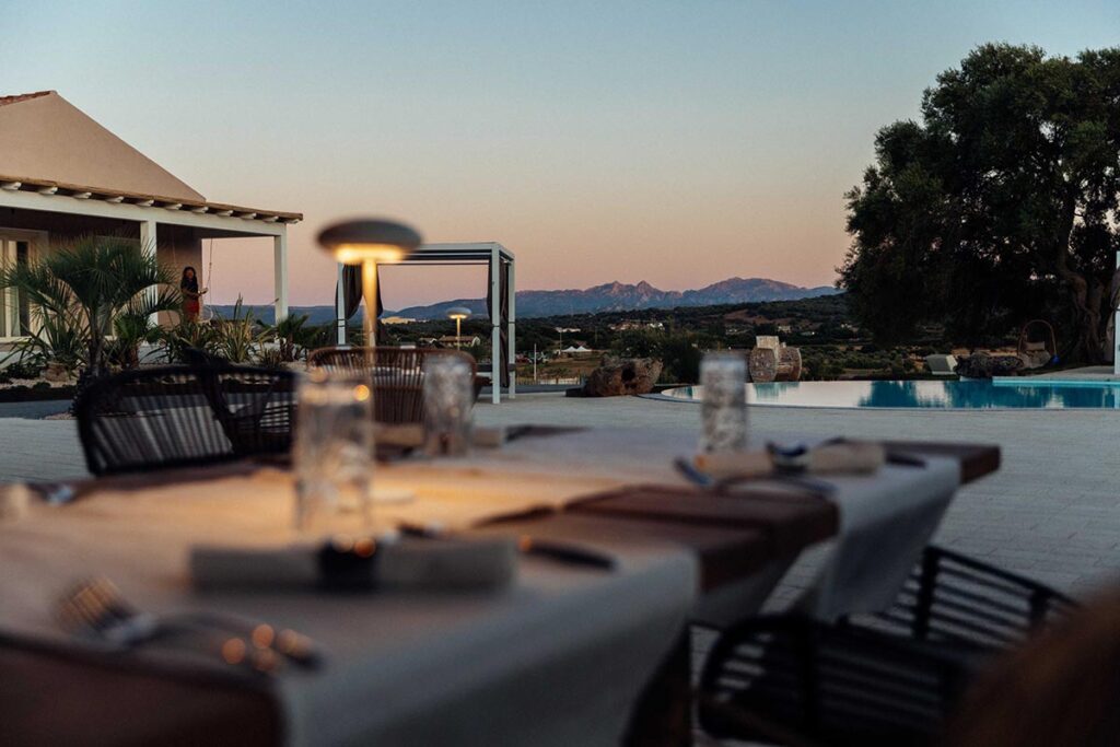 Im Freien koestlich Speisen im Hotels Su Entu Sardinian Country Club, Olbia - meer sardinien urlaub