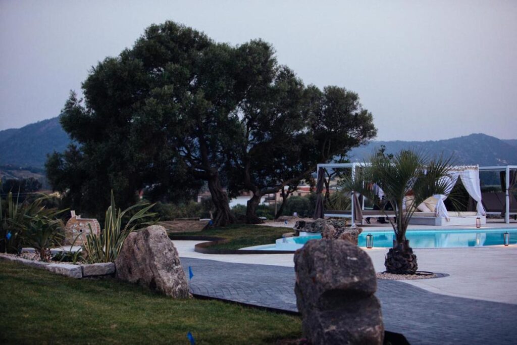 Pool mit Blick auf die Berge - Hotel Su Entu Sardinian Country Club, Olbia - meer sardinien urlaub