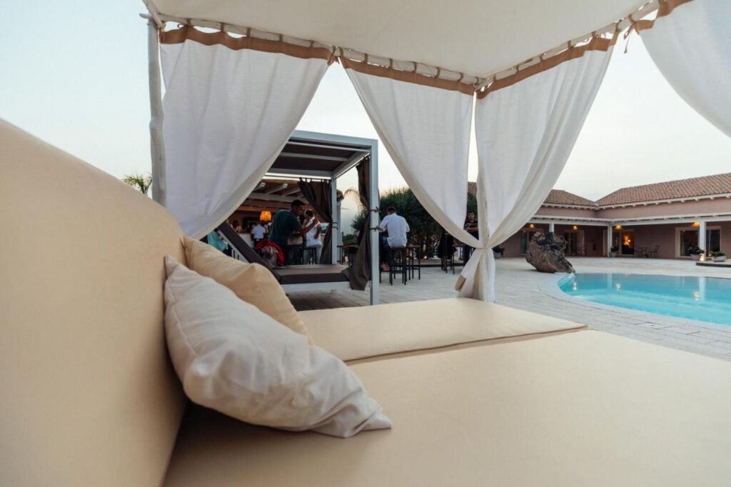 Relax am Pool des Hotels Su Entu Sardinian Country Club, Olbia - meer sardinien urlaub