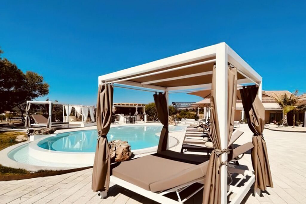 Relax am Poolbereich des Hotels Su Entu Sardinian Country Club, Olbia - meer sardinien urlaub