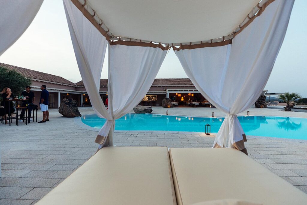 Relaxen am Pool im Hotel Su Entu Sardinian Country Club, Olbia - meer sardinien urlaub