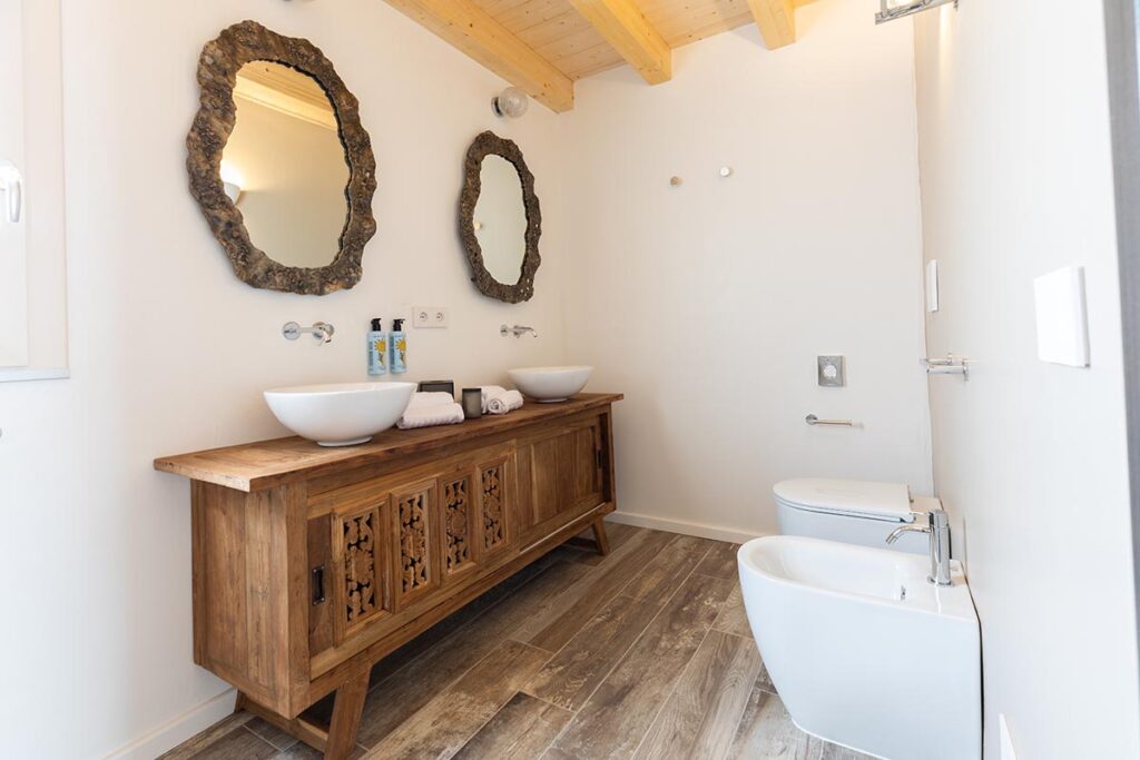 das Bad der Suite King Room Pool View 105 des Hotels Su Entu Sardinian Country Club, Olbia - meer sardinien urlaub