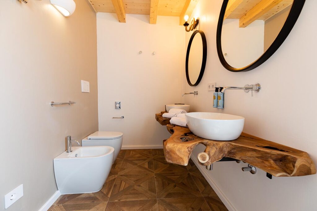 das Badezimmer der Suite King Room Pool View 102 des Hotels Su Entu Sardinian Country Club, Olbia - meer sardinien urlaub