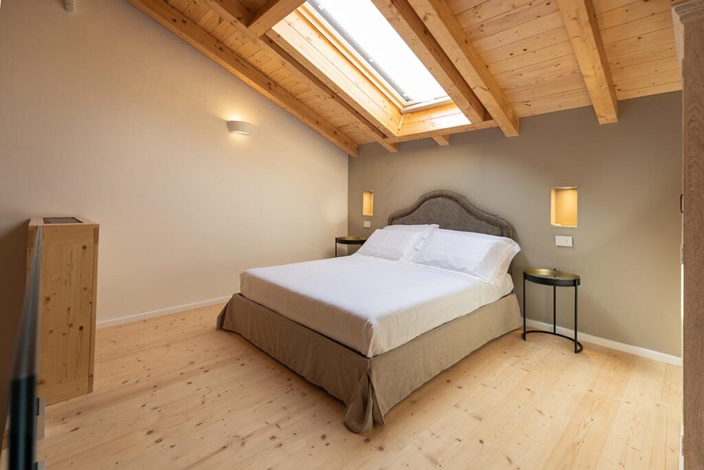 das Doppelbett der Suite King Room Pool View 104 des Hotels Su Entu Sardinian Country Club, Olbia - meer sardinien urlaub
