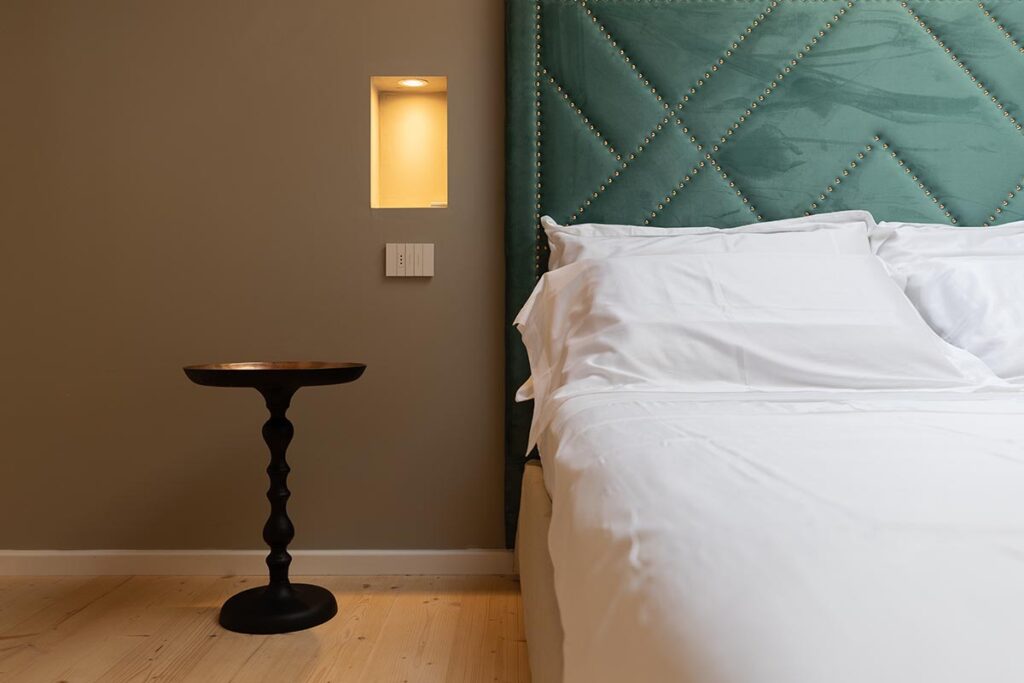 das Doppelbett der Suite King Room Pool View 105 des Hotels Su Entu Sardinian Country Club, Olbia - meer sardinien urlaub