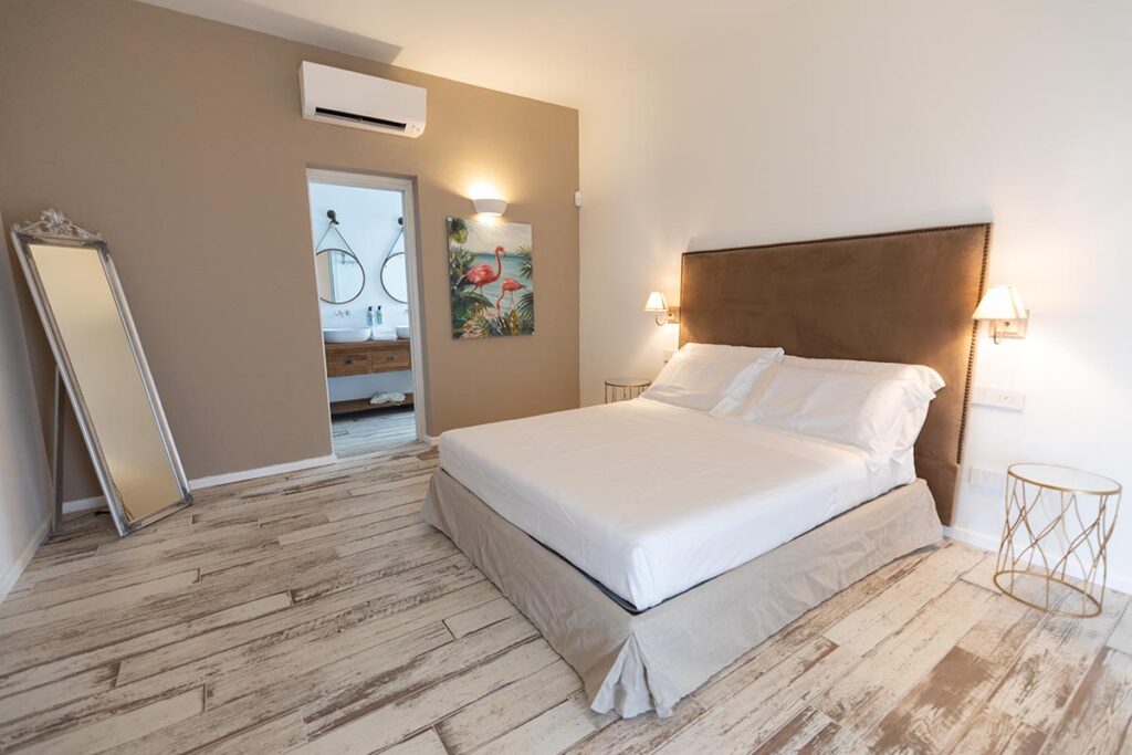 das Schlafzimmer der Suite 111 des Hotels Su Entu Sardinian Country Club, Olbia - meer sardinien urlaub
