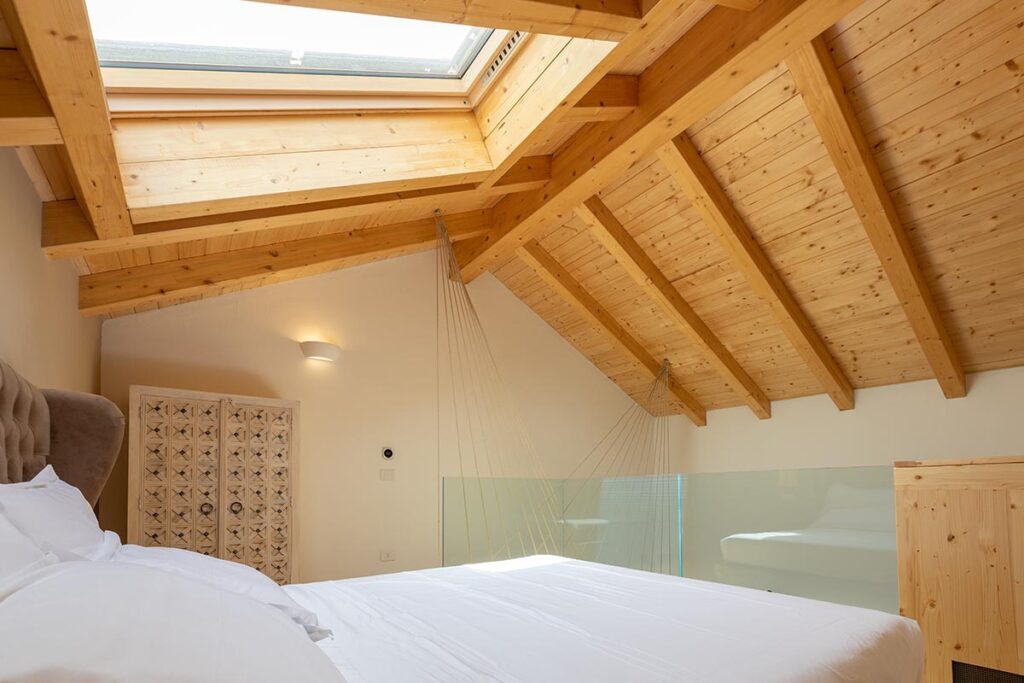der Schlafbereich der Suite King Room Pool View 102 des Hotels Su Entu Sardinian Country Club, Olbia - meer sardinien urlaub