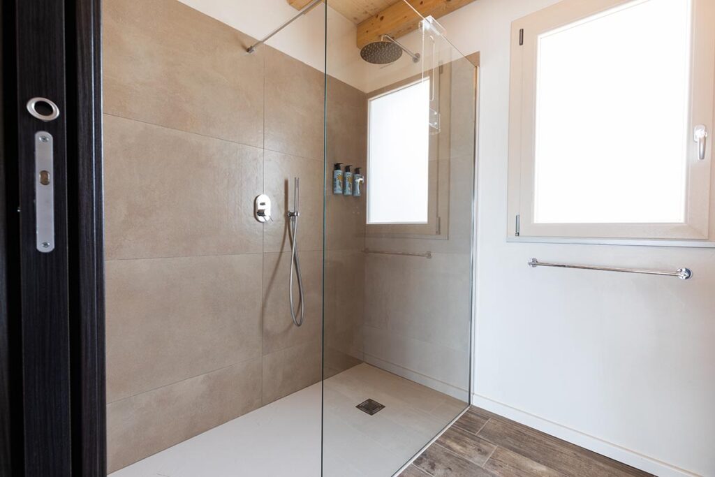 die bemerkenswerte Dusche der Suite King Room Pool View 105 des Hotels Su Entu Sardinian Country Club, Olbia - meer sardinien urlaub