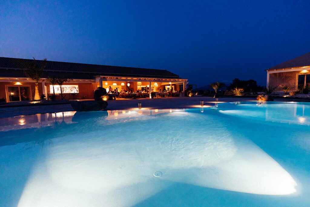 eine Stimmungsbild der Nachtatsmophäre des Hotesls Su Entu Sardinian Country Club, Olbia - meer sardinien urlaub