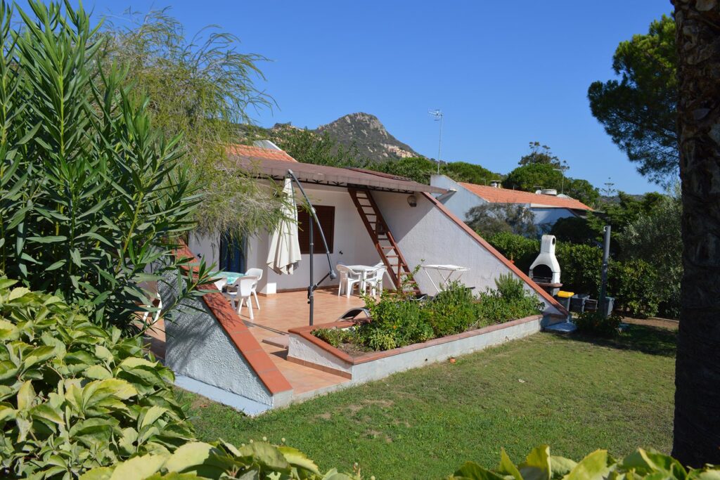 Blick auf das Ferienhaus Paluan mit Garten, Costa Rei - meer sardinien urlaub