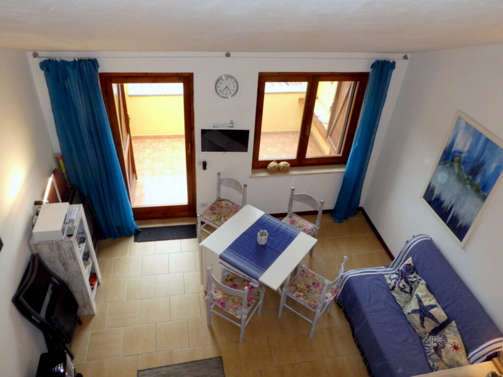 Blick hinunter in den Wohnbereich des Ferienhauses Aquamare, Porto Alabe - meer sardinien urlaub