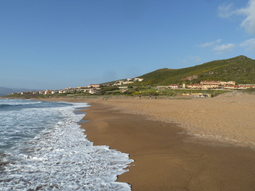 Blick vom Strand auf die Feriensiedlung Porto Alabe des Ferienhauses Aquamare - meer sardinien urlaub