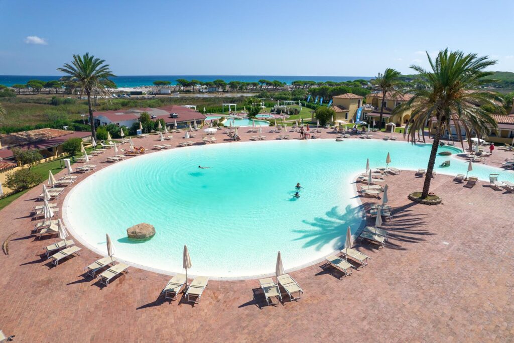 Blick von oben auf den Pool des Hotels Baia dei Pini Resort, Budoni - meer sardinien urlaub