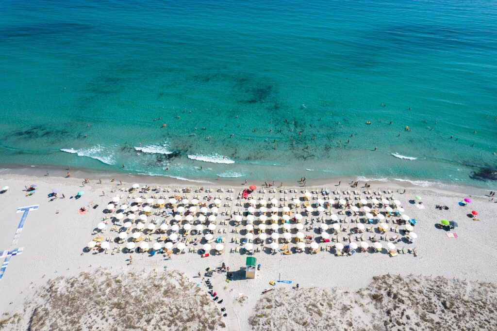Blick von oben auf den Strandabschnitt mit glasklarem Meer des Hotels Baia dei Pini Resort, Budoni - meer sardinien urlaub