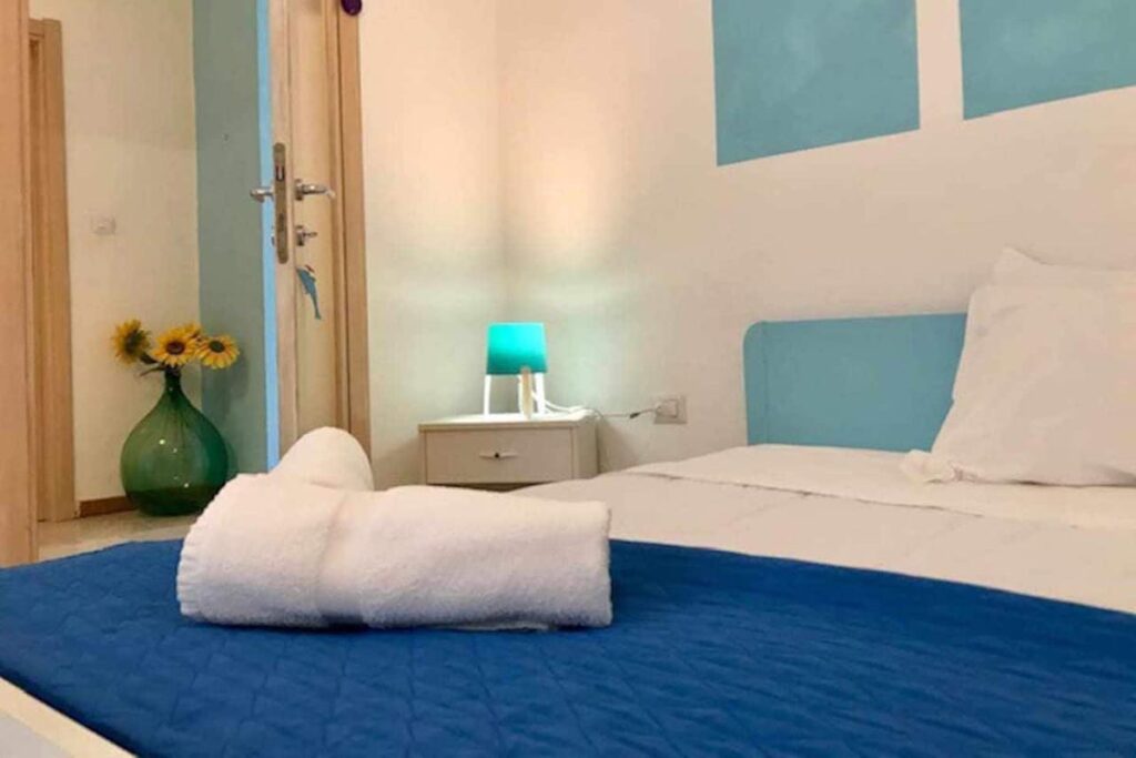 Das Doppelschlafzimmer der Ferienwohnung Sabbia Bianca, Portixeddu - meer sardinien urlaub