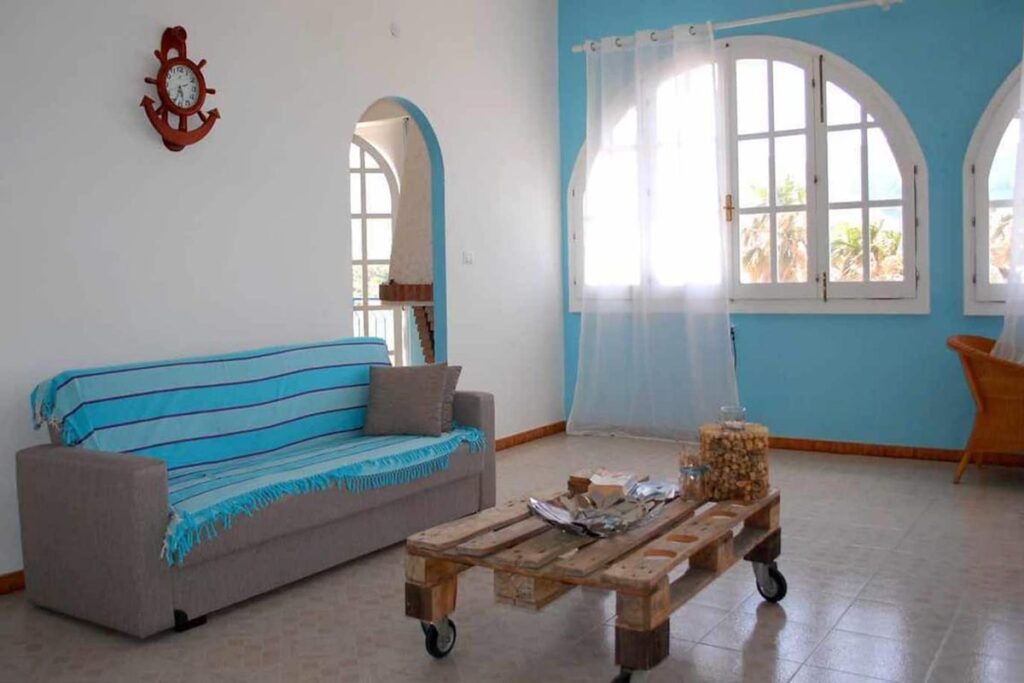 Der sommerliche Wohnraum der Ferienwohnung Sabbia Bianca, Portixeddu - meer sardinien urlaub