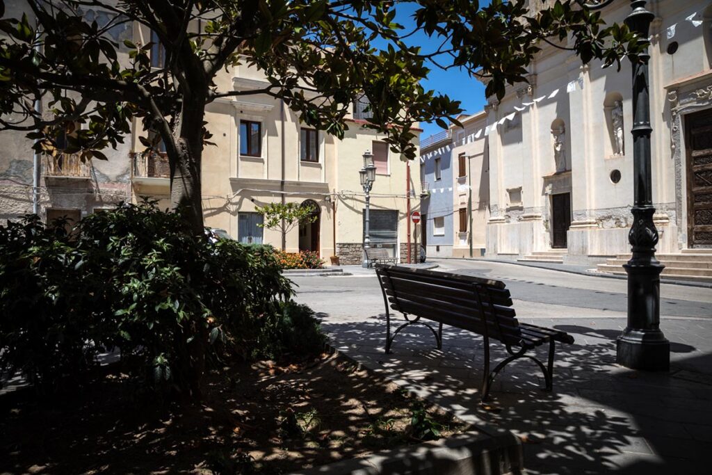 Herzstück des Orte - die Piazza mit Kirche vor dem Gebäude des BB Piazza San Pantaleo in Sorso - meer sardinien urlaub