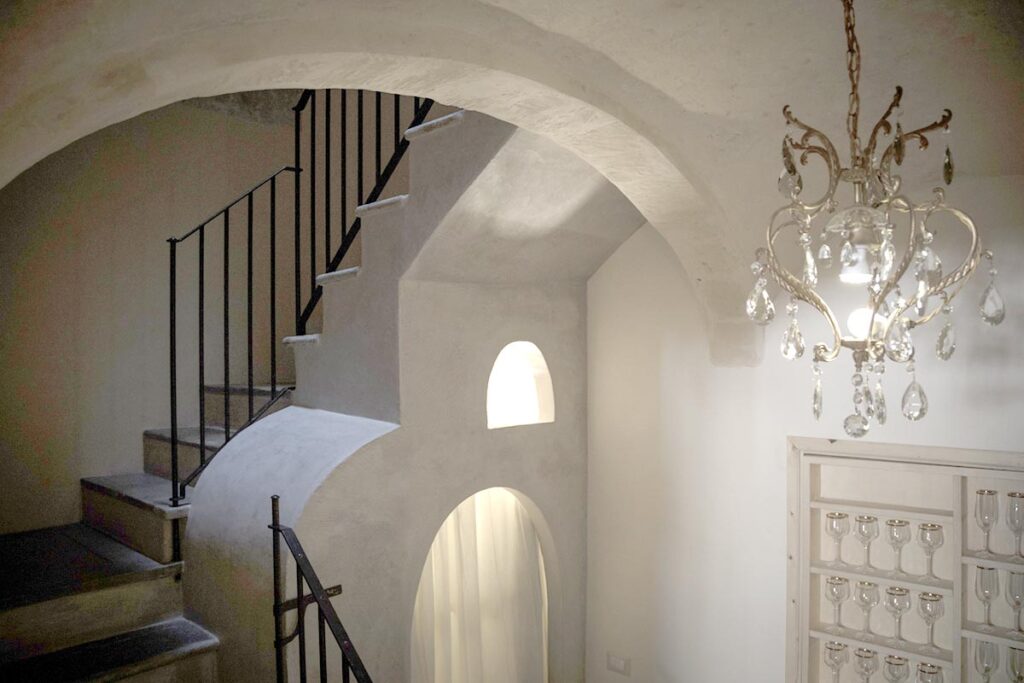 Lichterspiel im Treppenhaus des historischen BB-Gebäudes Piazza San Pantaleo, Sorso - meer sardinien urlaub