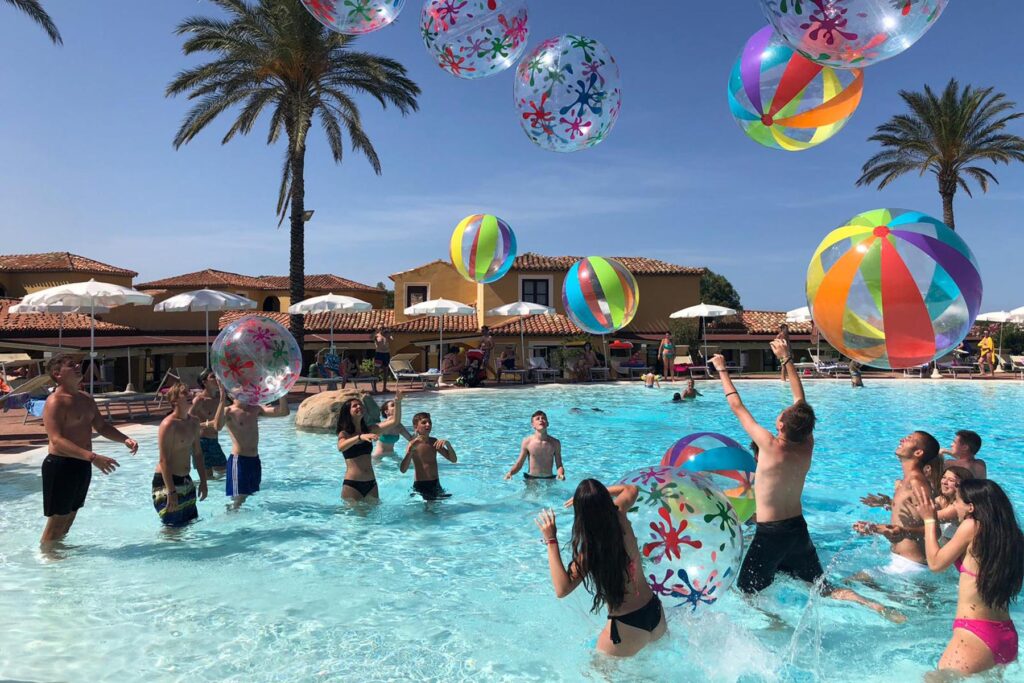 Spaß am Pool Dank eines tollen Freizeitprogramms im Familienhotel Baia dei Pini Resort, Budoni - meer sardinien urlaub