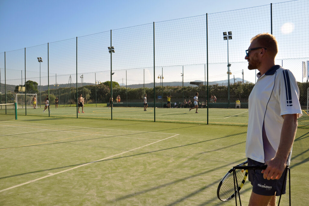 Tennisplätze und ein Kleinfussballfeld runden das Sportangebot im Hotel Baia dei Pini Resort bei Budoni ab - meer sardinien urlaub