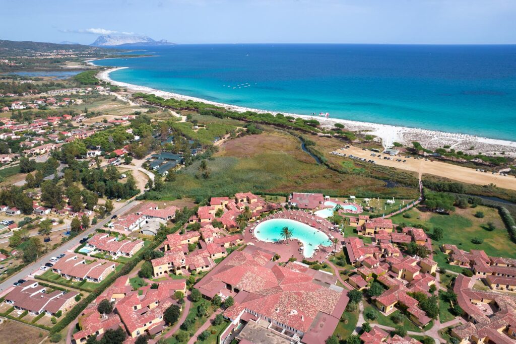 Vogelperspektive auf das Hotel Baia dei Pini Resort bei Budoni und dem herrlichen Sandstrand - meer sardinien urlaub