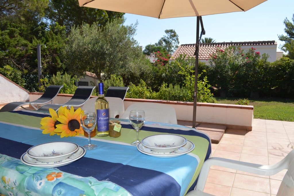 auf der Terrasse des des Ferienhauses Paluan kann man entspannt gemeinsam essen, Costa Rei - meer sardinien urlaub
