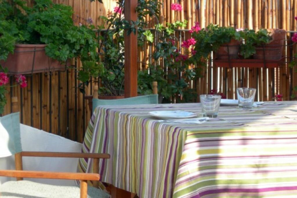 bei schönem Wetter wird im BB Piazza San Pantaleo in Sorso im Freien gefrühstückt - meer sardinien urlaub