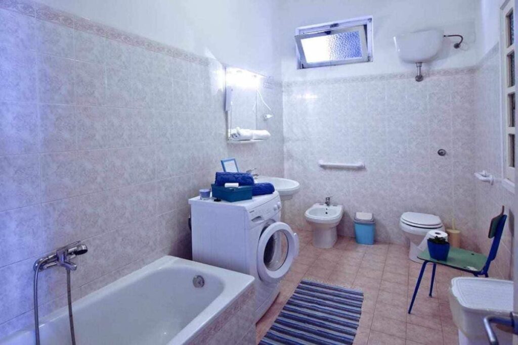 das Badezimmer der Ferienwohnung Sabbia Bianca, Portixeddu - meer sardinien urlaub