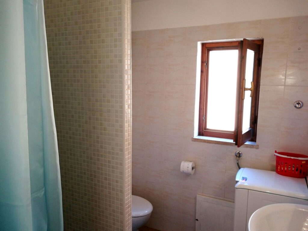 das Badezimmer mit Waschmaschine vom Ferienhaus Aquamare, Porto Alabe - meer sardinien urlaub