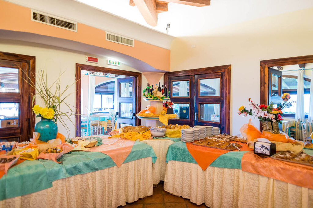 das Frühstücksbüffet im Hotel Baia dei Pini Resort, Budoni - meer sardinien urlaub