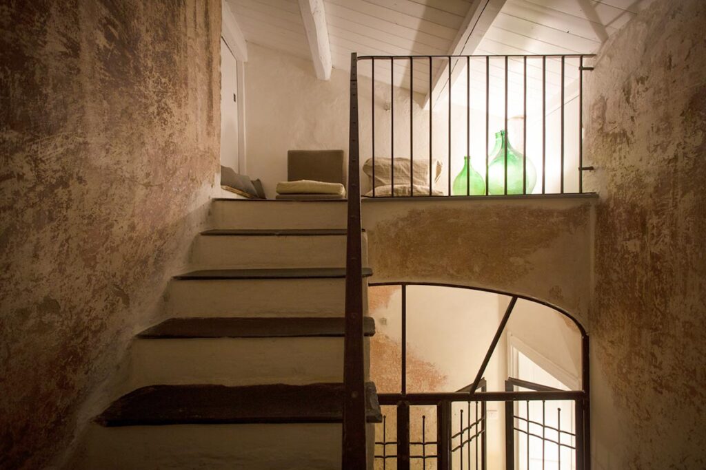 das Treppenhaus im historischen Gebäude des BB Piazza San Pantaleo, Sorso - meer sardinien urlaub
