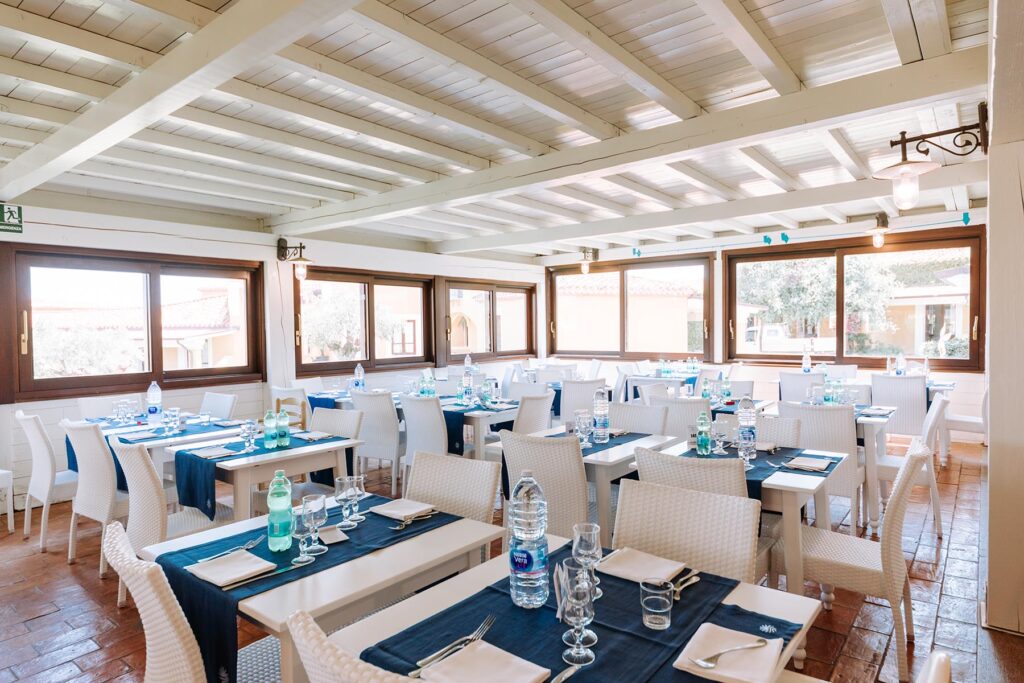 das schöne Restaurant vom Hotel Baia dei Pini Resort, Budoni - meer sardinien urlaub