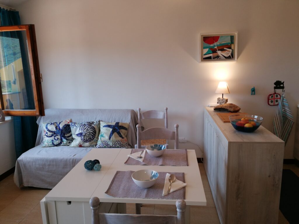 der Sitzbereich des Ferienhauses Aquamare, Porto Alabe - meer sardinien urlaub
