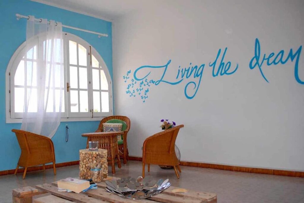 der Wohnraum mit Meerblick der Ferienwohnung Sabbia Bianca, Portixeddu - meer sardinien urlaub