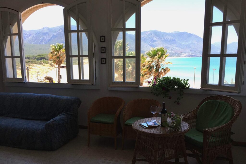 der Wohnraum mit traumhaftem Meerblick, Ferienwohnung Sabbia Bianca, Portixeddu - meer sardinien urlaub