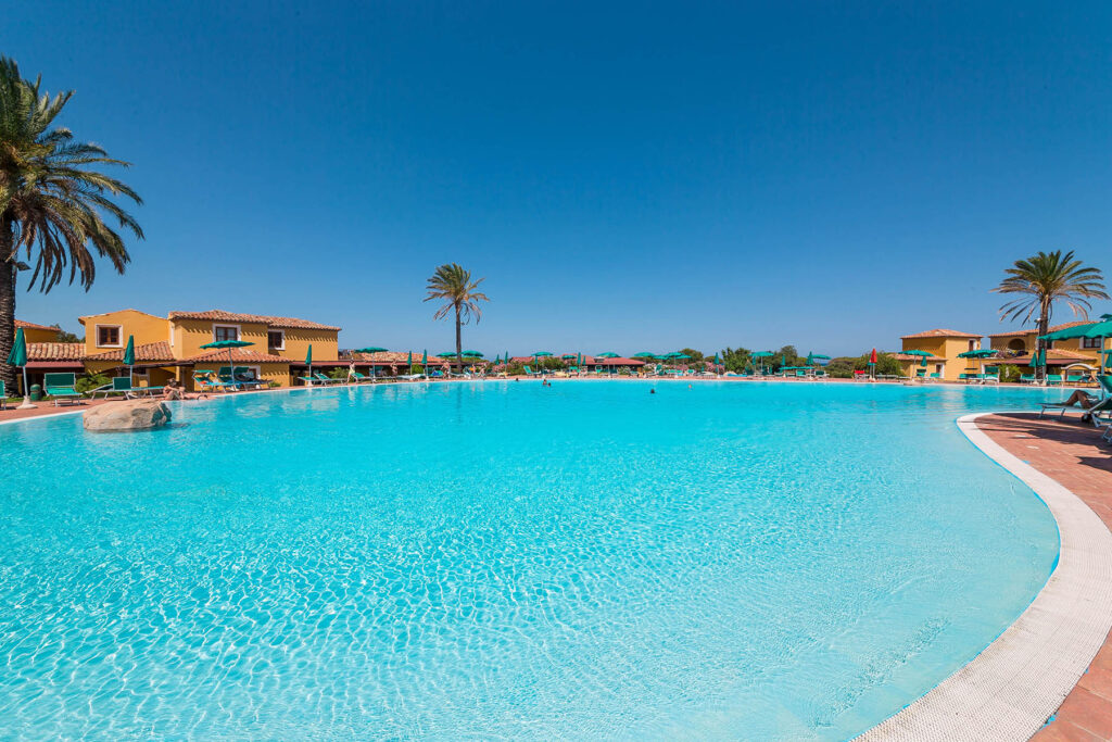 der ausgesprochen große Pool des Hotels Baia dei Pini Resort, Budoni - meer sardinien urlaub