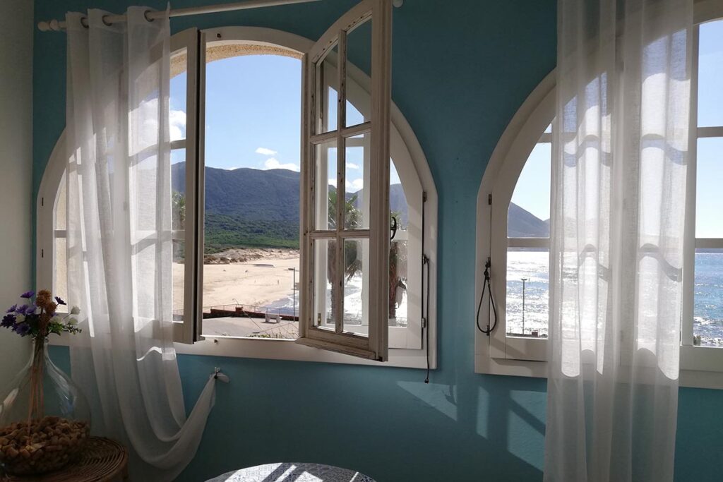 der traumhafte Meerblick vom Wohnraum der Ferienwohnung Sabbia Bianca, Portixeddu - meer sardinien urlaub