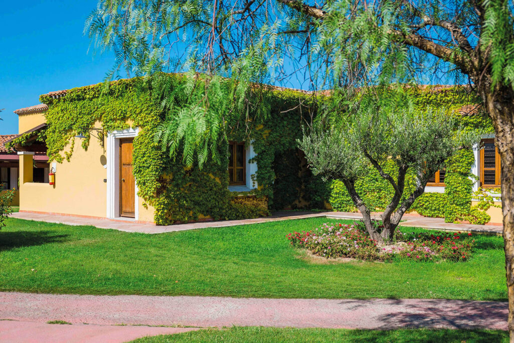 die Aussenfassade von Zimmergebäuden des Hotels Baia dei Pini Resort, Budoni - meer sardinien urlaub