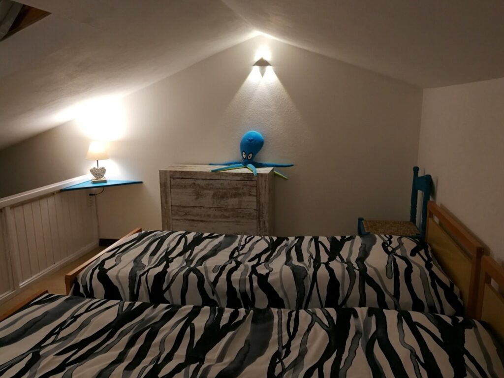 die Einzelbetten auf der Zwischenetage des Ferienhauses Aquamare , Porto Alabe - meer sardinien urlaub