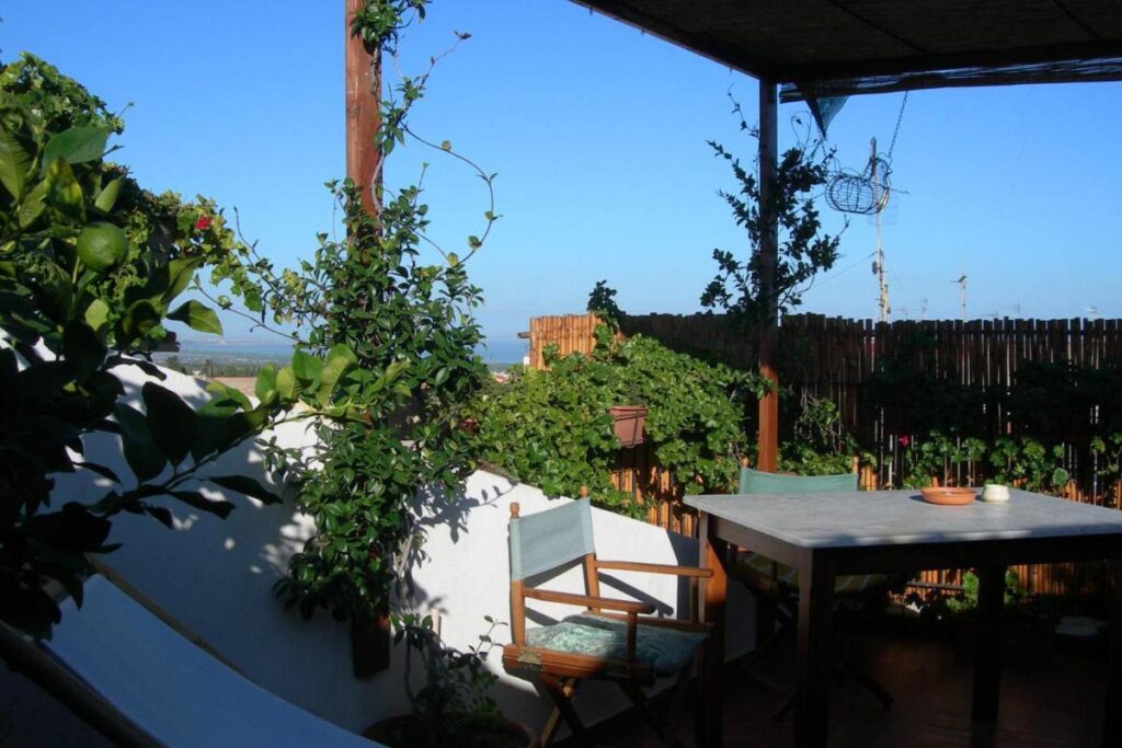 die Frühstücksterrasse des BB Piazza San Pantaleo, Sorso - meer sardinien urlaub