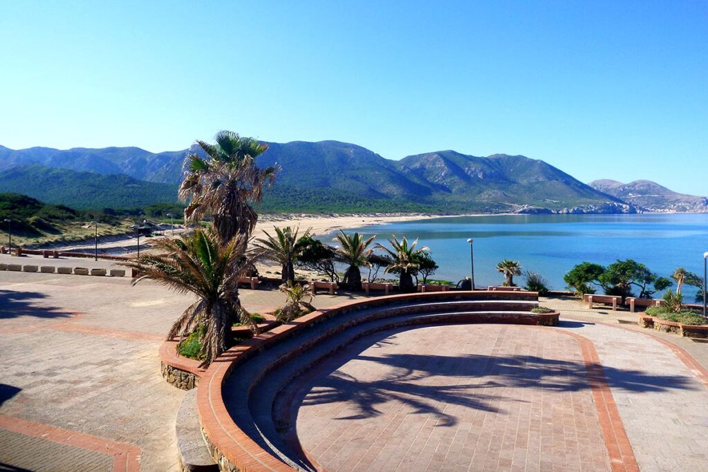 die Piazza vor dem Strand bei der Ferienwohnung Sabbia Bianca, Portixeddu - meer sardinien urlaub