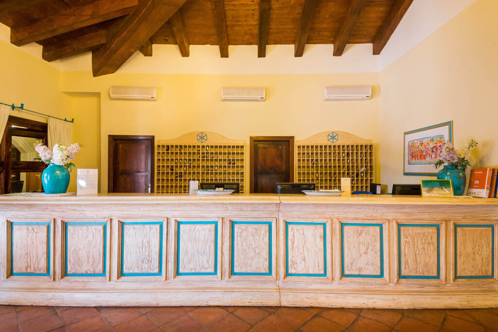 die Rezeption des Hotels Baia dei Pini Resort, Budoni - meer sardinien urlaub