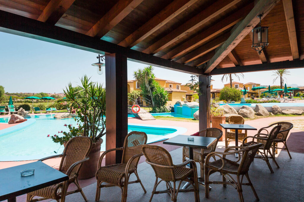 die Terrasse der Bar mit Poolblick, Hotel Baia dei Pini Resort, Budoni - meer sardinien urlaub
