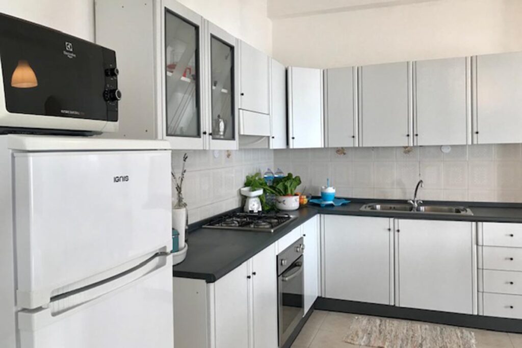 die Wohnküche der Ferienwohnung Sabbia Bianca, Portixeddu - meer sardinien urlaub